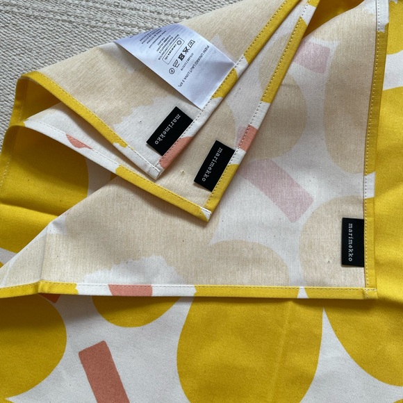 Marimekko Pieni Unikko Set of 6 Napkins - Picture 2 of 5